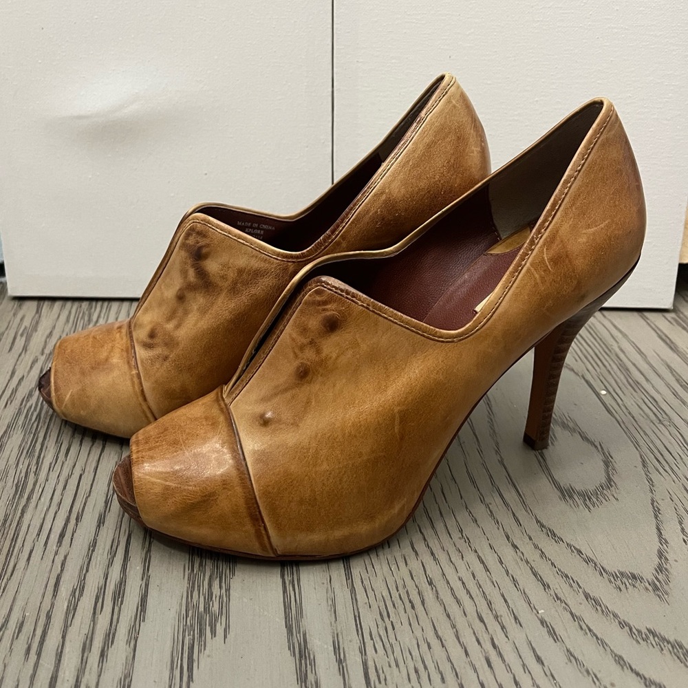 Max Studio Xplore High Heels Shoes. Size 8. Tan leather.